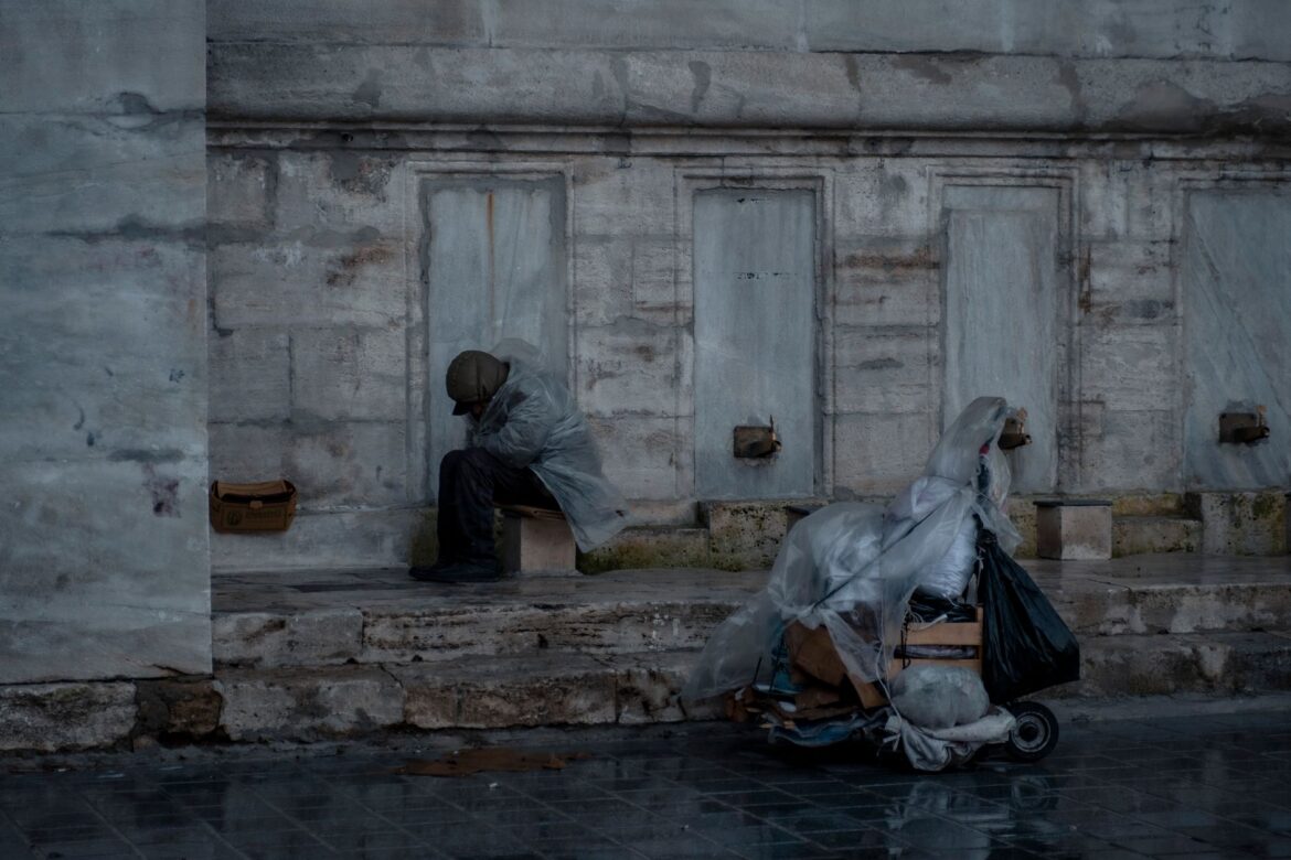 Jak pomóc bezdomnemu zimą – przewodnik po skutecznych działaniach - ilustracja artykulu